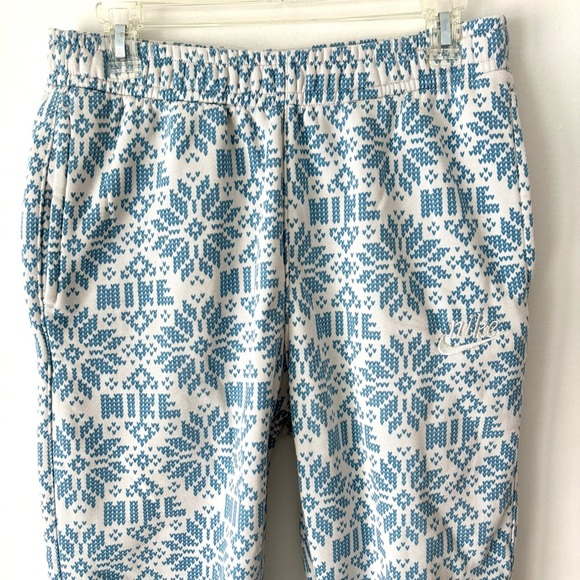 Nike Sportswear Club Fleece Holiday Sweatpants Blue White Snowflakes Jogger - Picture 3 of 10